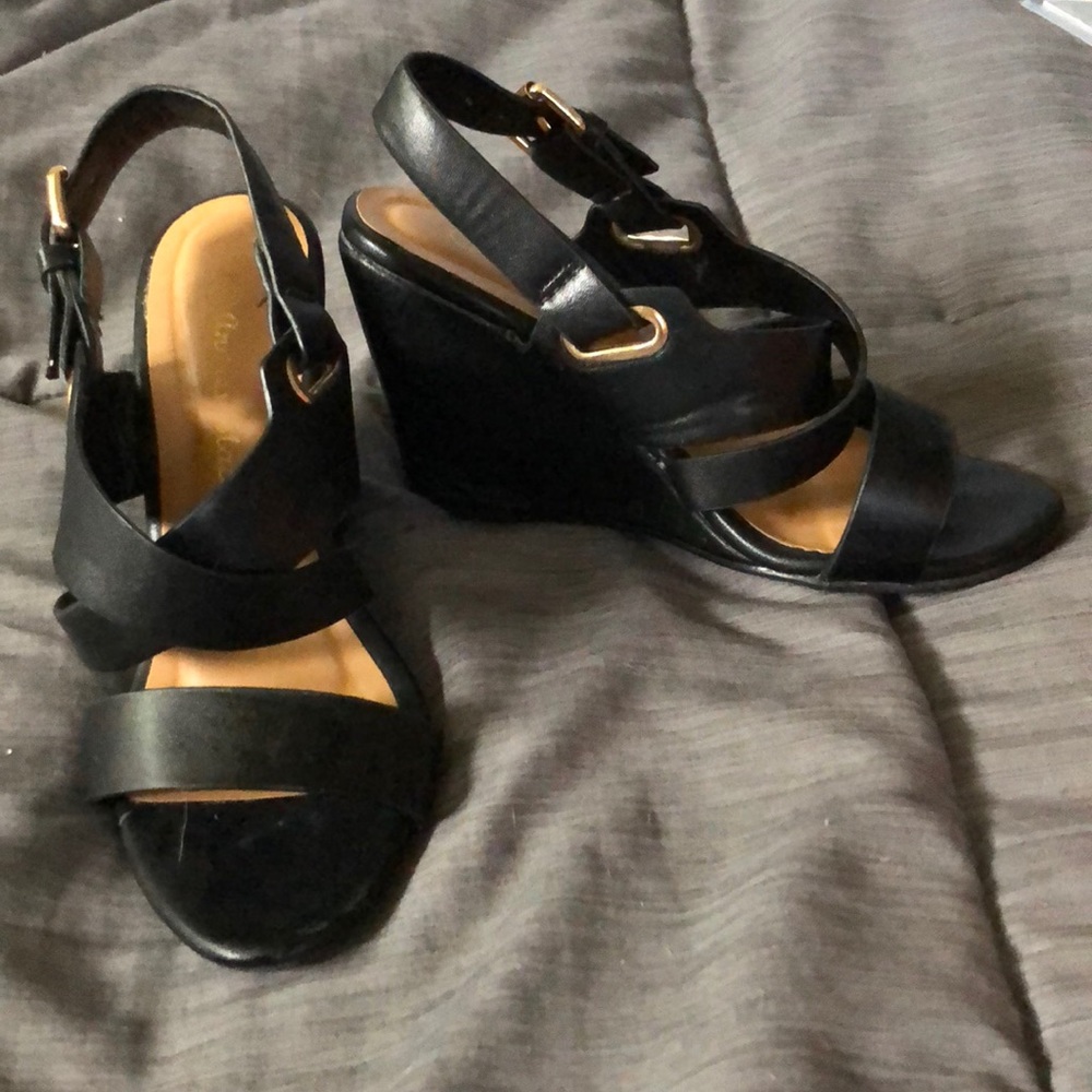 Alonai small wedges